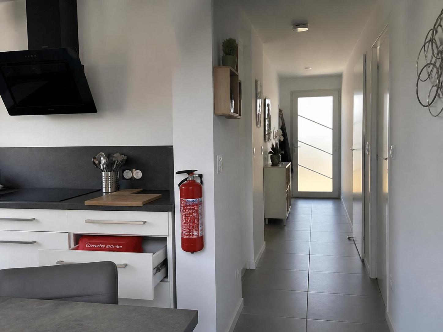 découvrez notre guide complet pour prévenir les incendies à la maison avec les gestes essentiels, les équipements de sécurité recommandés et un plan d'évacuation efficace pour protéger votre foyer et vos proches.